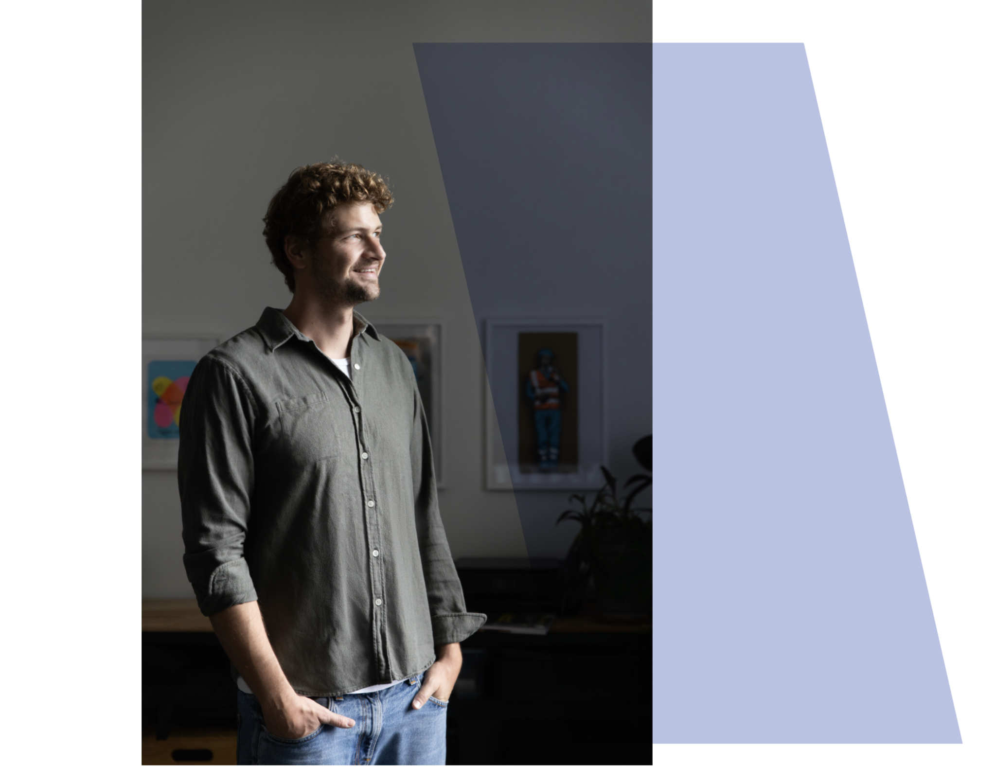 Martin Pötter steht auf der linken Bildseite und schaut lächelnd aus dem rechten Bildrand heraus. Er hat beide Hände in seinen Hosentaschen (Bild: Neri Kranz)