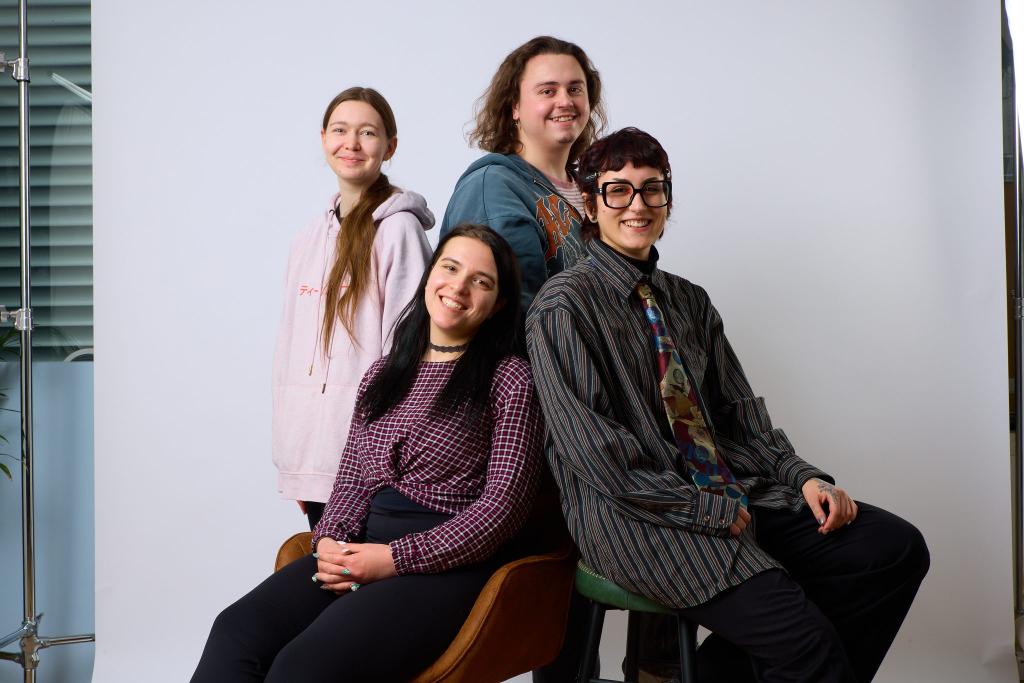 Das Team von Last Bug Standing: Vier Personen, zwei sitzend und zwei stehend lächeln in die Kamera (Bild von Neri Kranz)