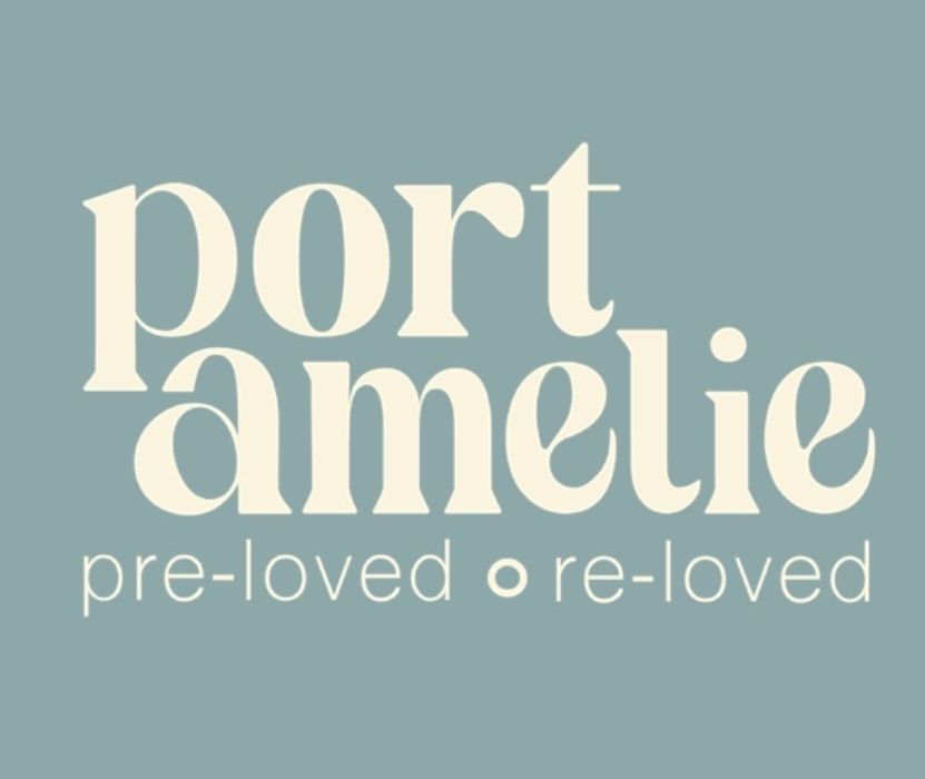 Weiße Schrift auf hellblauen Hintergrund: "Port Amelie, pre-loved , re-loved"